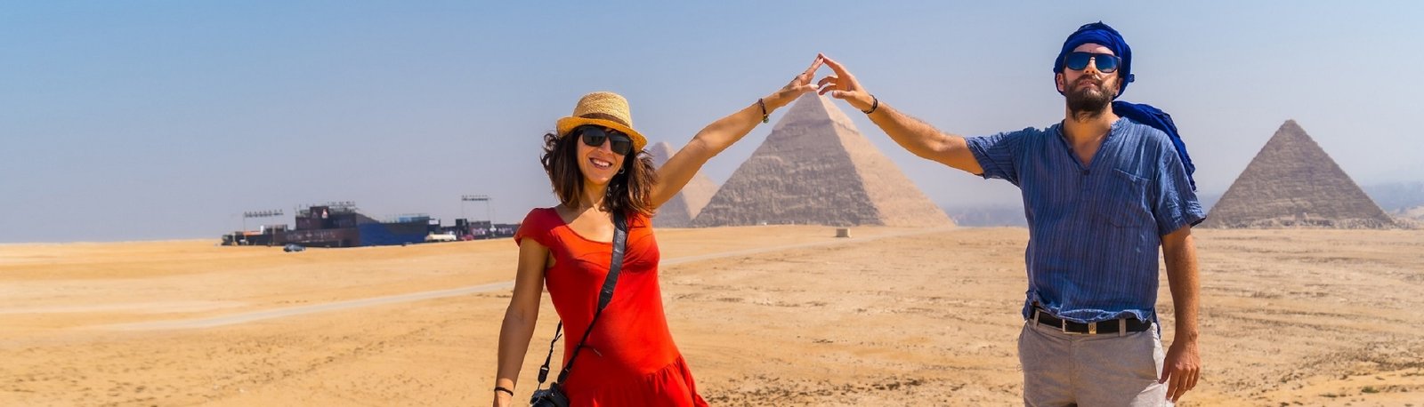 Una maravillosa fotografía de una pareja frente a las pirámides de Giza.